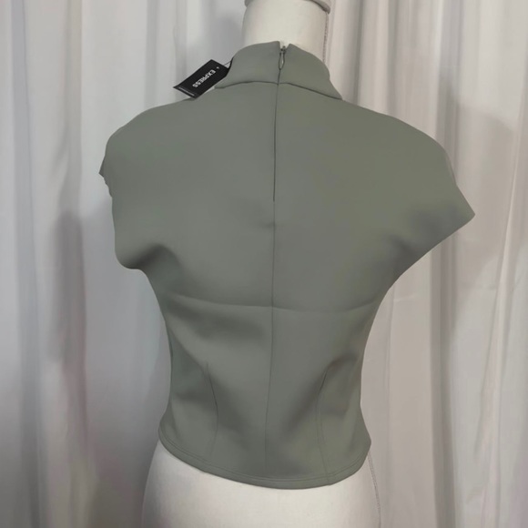 Express top with tags - Picture 2 of 3